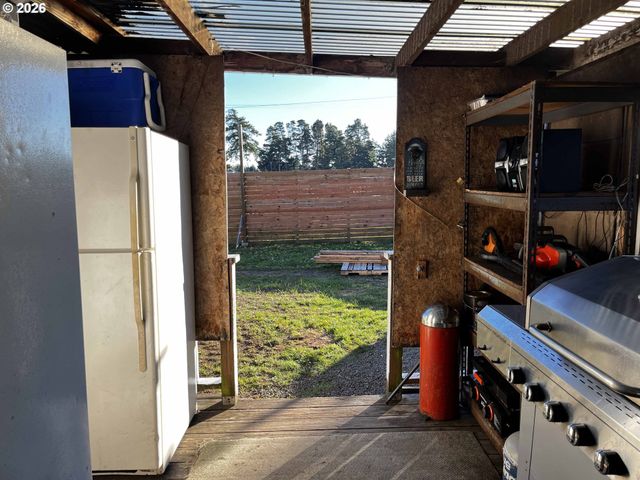 1890 37TH St, Florence, OR 97439