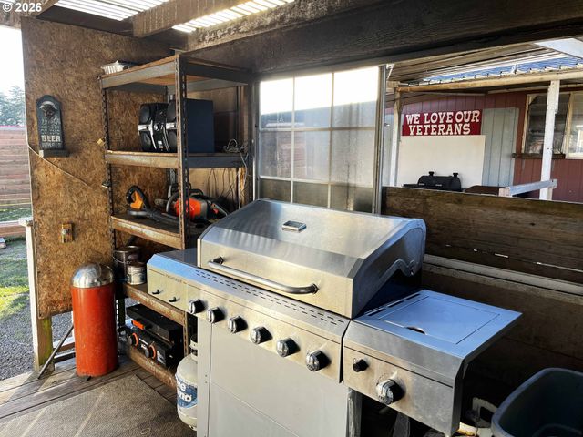 1890 37TH St, Florence, OR 97439