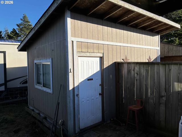 1890 37TH St, Florence, OR 97439