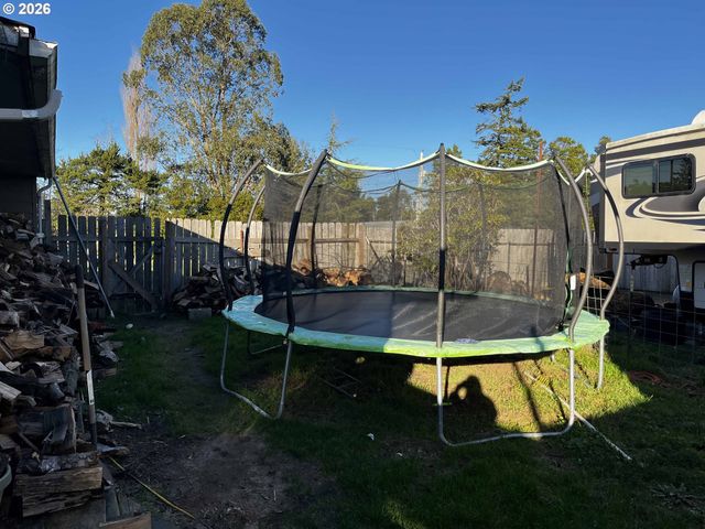 1890 37TH St, Florence, OR 97439