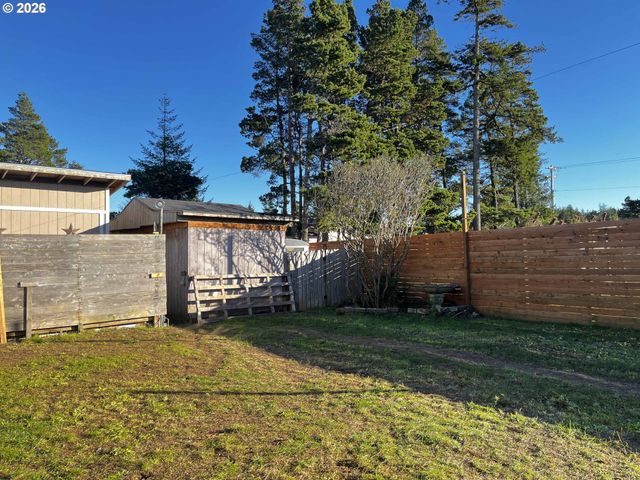 1890 37TH St, Florence, OR 97439