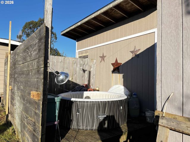 1890 37TH St, Florence, OR 97439