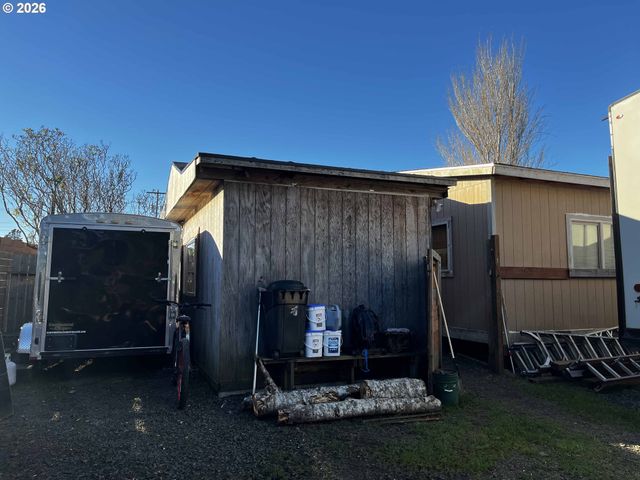 1890 37TH St, Florence, OR 97439