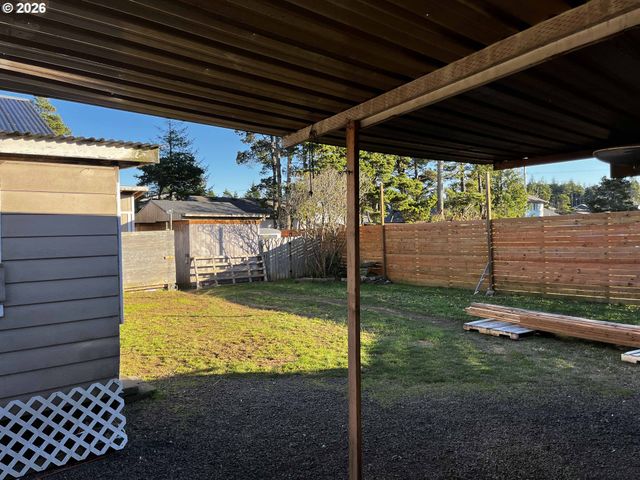 1890 37TH St, Florence, OR 97439