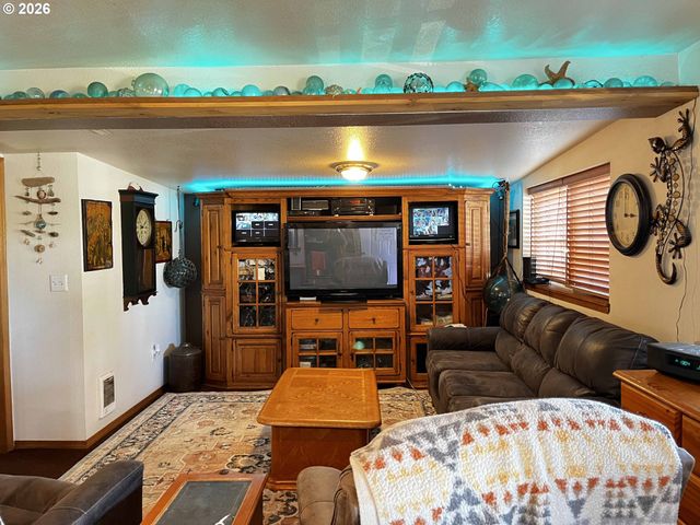 1890 37TH St, Florence, OR 97439