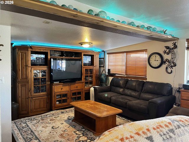 1890 37TH St, Florence, OR 97439