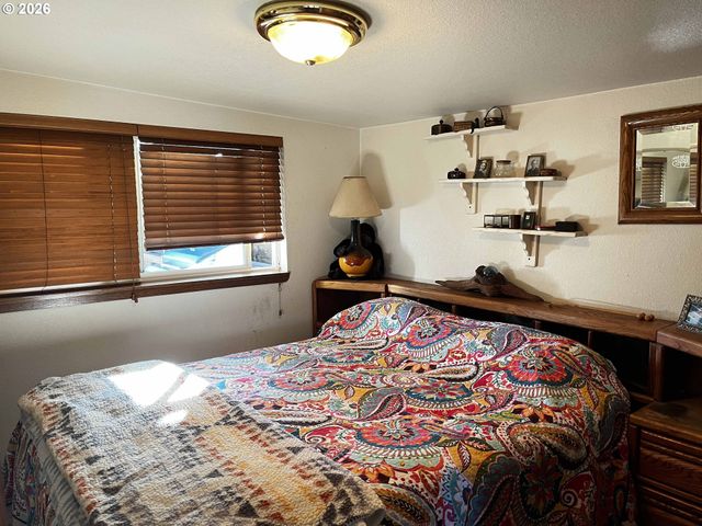 1890 37TH St, Florence, OR 97439