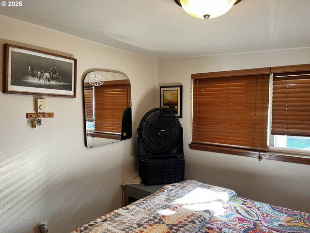 1890 37TH St, Florence, OR 97439