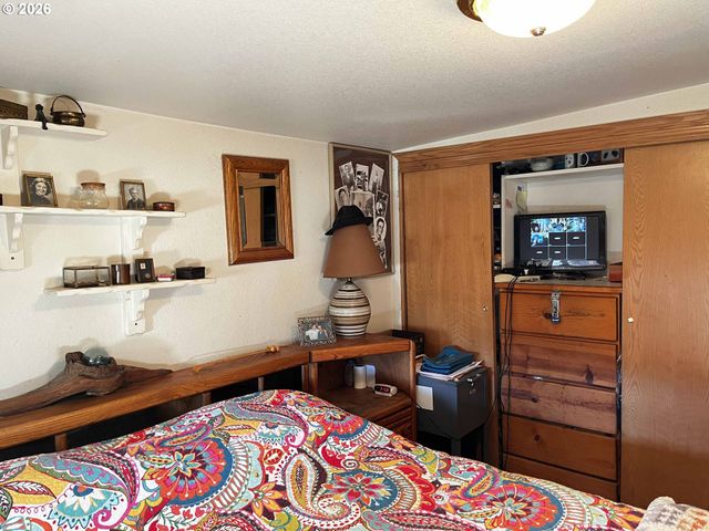 1890 37TH St, Florence, OR 97439