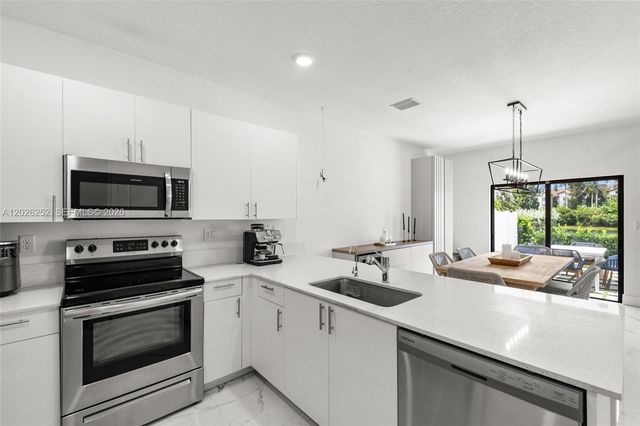 577 NW 204th St, Miami Gardens, FL 33169