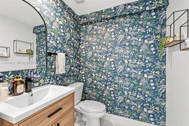 577 NW 204th St, Miami Gardens, FL 33169
