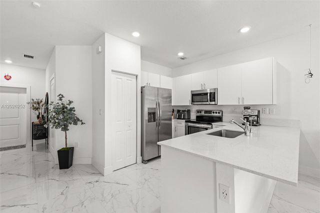 577 NW 204th St, Miami Gardens, FL 33169