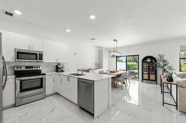 577 NW 204th St, Miami Gardens, FL 33169