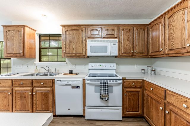 3660 Red Bud Lane, Huntsville, TX 77340