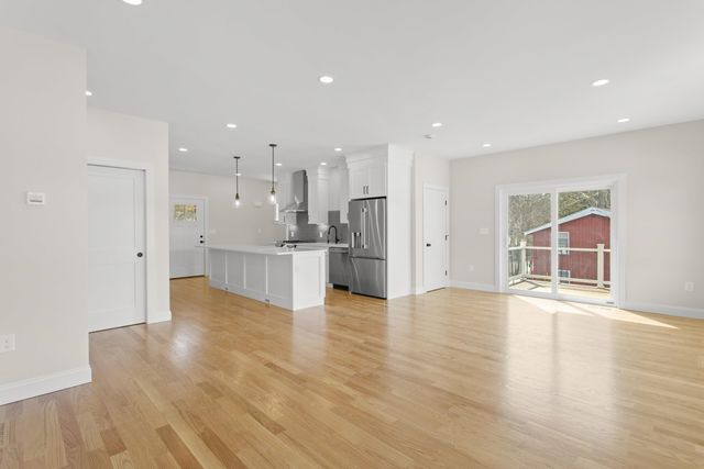 96 Shadow Lake Rd Unit 2 Rear, Salem, NH 03079