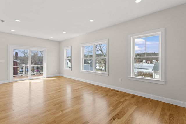 96 Shadow Lake Rd Unit 2 Rear, Salem, NH 03079