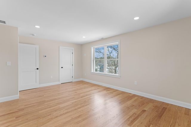 96 Shadow Lake Rd Unit 2 Rear, Salem, NH 03079