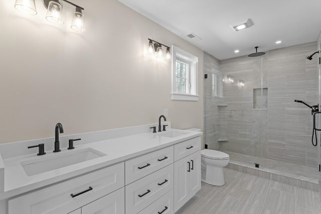 96 Shadow Lake Rd Unit 2 Rear, Salem, NH 03079