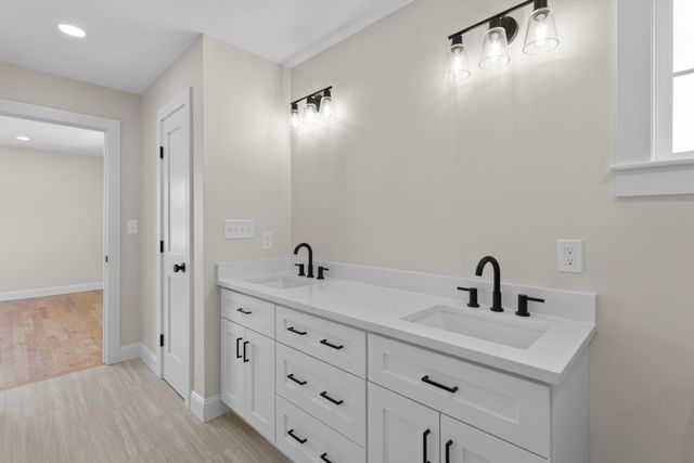 96 Shadow Lake Rd Unit 2 Rear, Salem, NH 03079