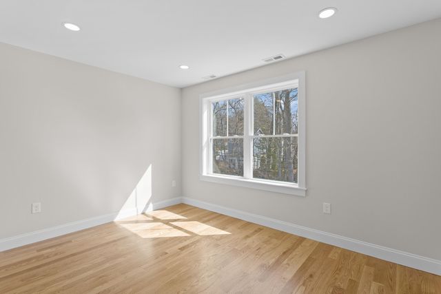 96 Shadow Lake Rd Unit 2 Rear, Salem, NH 03079