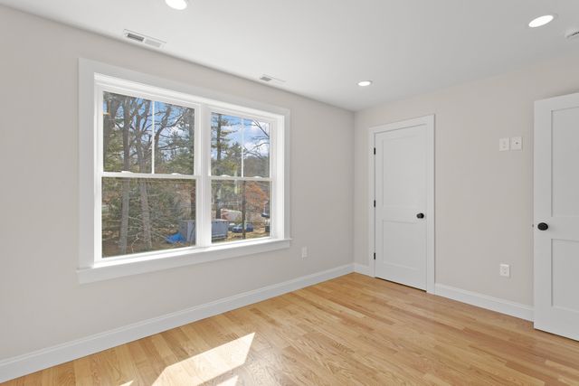 96 Shadow Lake Rd Unit 2 Rear, Salem, NH 03079