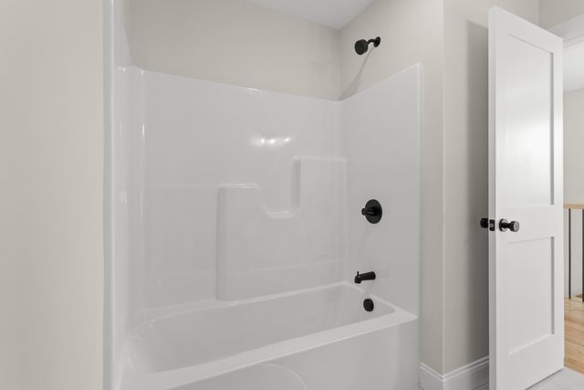 96 Shadow Lake Rd Unit 2 Rear, Salem, NH 03079