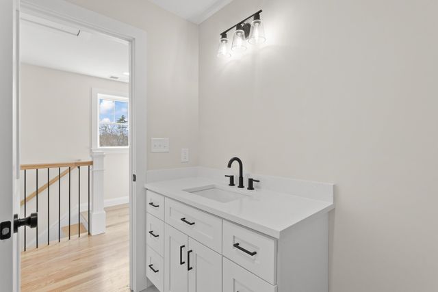 96 Shadow Lake Rd Unit 2 Rear, Salem, NH 03079