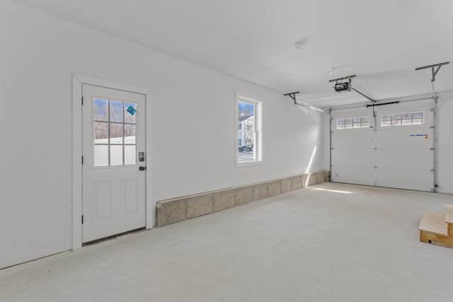 96 Shadow Lake Rd Unit 2 Rear, Salem, NH 03079