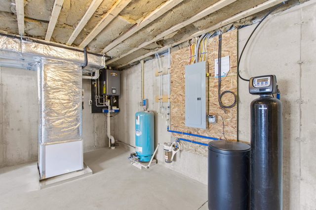 96 Shadow Lake Rd Unit 2 Rear, Salem, NH 03079