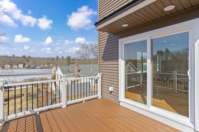 96 Shadow Lake Rd Unit 2 Rear, Salem, NH 03079