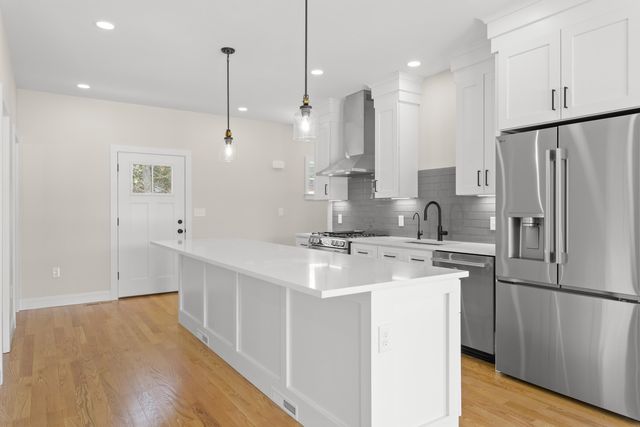 96 Shadow Lake Rd Unit 2 Rear, Salem, NH 03079