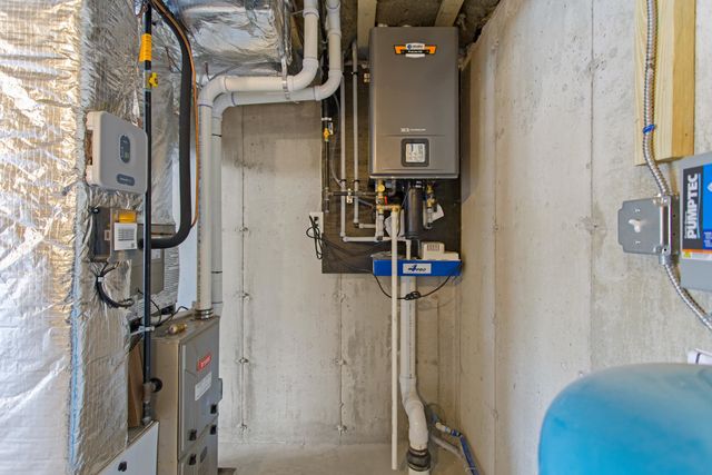 96 Shadow Lake Rd Unit 2 Rear, Salem, NH 03079