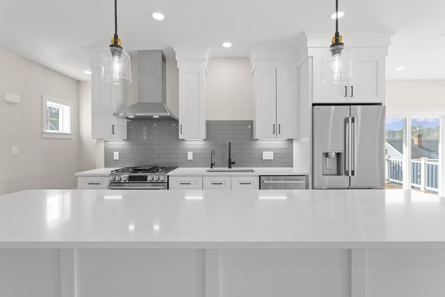 96 Shadow Lake Rd Unit 2 Rear, Salem, NH 03079