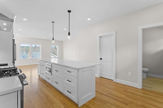 96 Shadow Lake Rd Unit 2 Rear, Salem, NH 03079