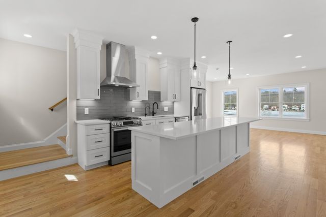 96 Shadow Lake Rd Unit 2 Rear, Salem, NH 03079