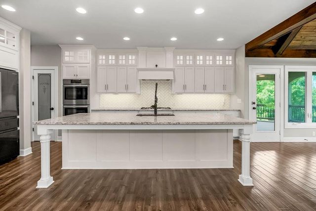 4614 NE Park Springs Court, Lee's Summit, MO 64064