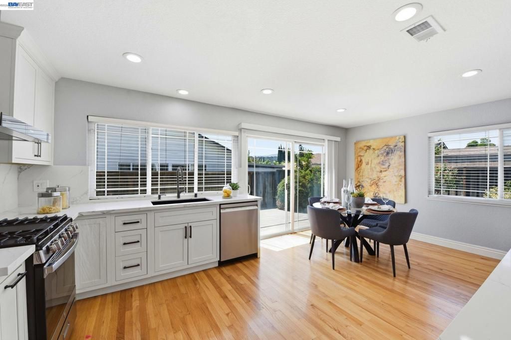 Image 10 of property listing at 6093 Blacklock Ct, San Jose, CA 95123