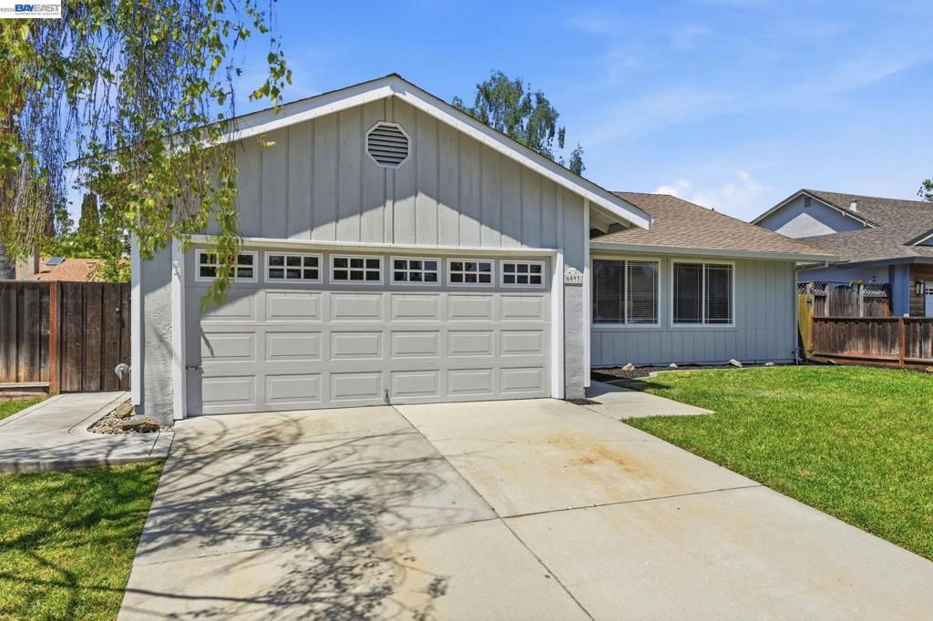 Image 3 of property listing at 6093 Blacklock Ct, San Jose, CA 95123
