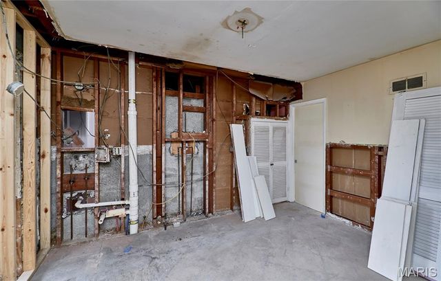 8637 Mayflower Court, St Louis, MO 63132