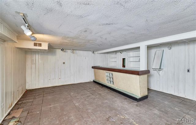 8637 Mayflower Court, St Louis, MO 63132