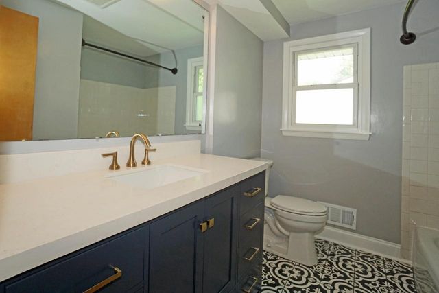 573 11th PLACE, Kenosha, WI 53140