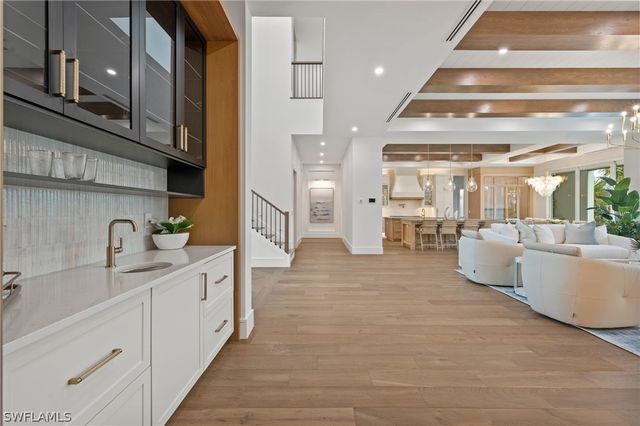 570 HARBOUR DR, Naples, FL 34103