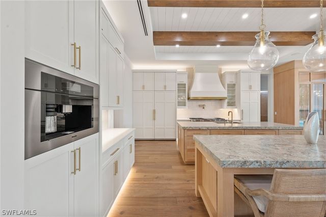 570 HARBOUR DR, Naples, FL 34103