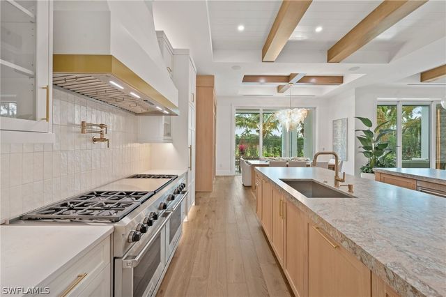 570 HARBOUR DR, Naples, FL 34103