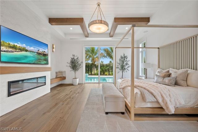 570 HARBOUR DR, Naples, FL 34103