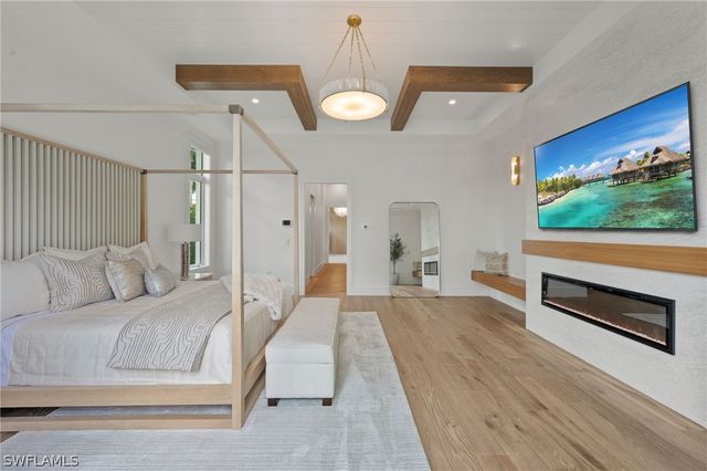 570 HARBOUR DR, Naples, FL 34103