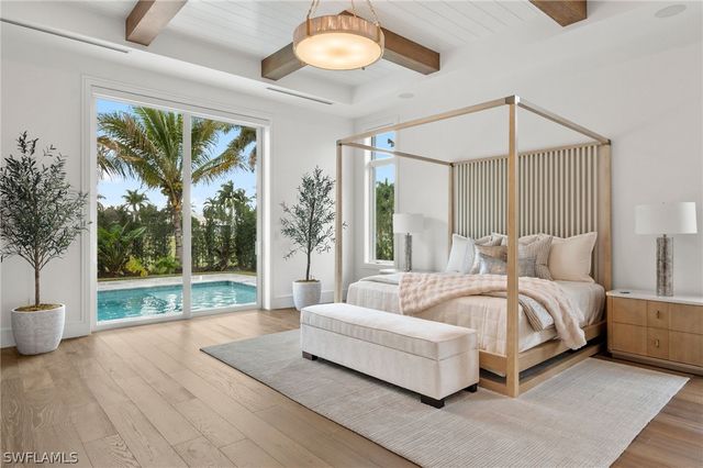 570 HARBOUR DR, Naples, FL 34103