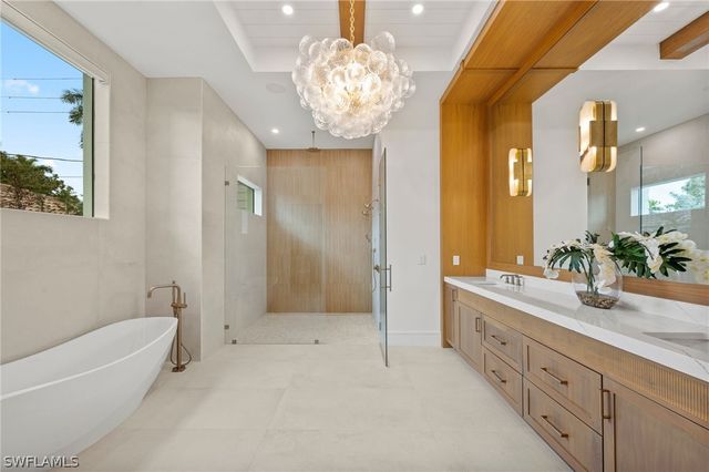 570 HARBOUR DR, Naples, FL 34103