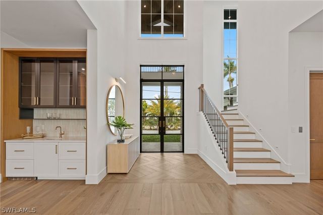 570 HARBOUR DR, Naples, FL 34103