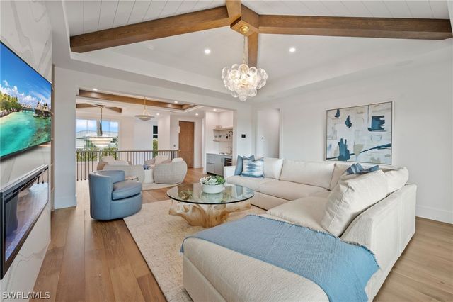 570 HARBOUR DR, Naples, FL 34103